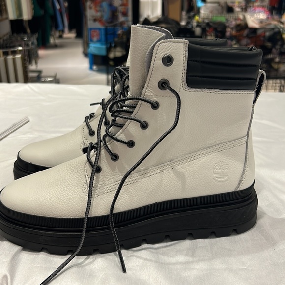 Timberland Boots - Picture 6 of 7